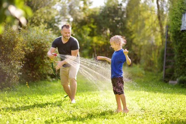 Petit Garçon Drôle Avec Son Père Jouant Avec Tuyau Arrosage — Photo