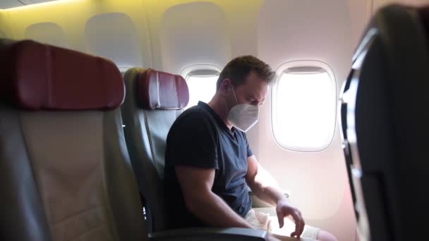 Middelbare Leeftijd Man Met Gezichtsmasker Reist Door Een Vliegtuig Passagier — Stockvideo