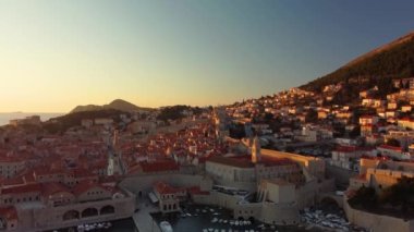 Hırvatistan 'ın eski Dubrovnik kentinin muhteşem panoramik gün batımı görüntüsü. Günbatımı ışınlarında Stradun adında tarihi merkez ve ana caddenin görüntüsü.
