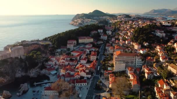 クロアチアの旧市街の素晴らしいパノラマの夕日ドローンビュー 歴史的中心部の眺めと市内の住宅街の眺め — ストック動画