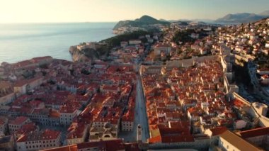 Hırvatistan 'ın eski Dubrovnik kentinin muhteşem panoramik gün batımı görüntüsü. Günbatımı ışınlarında Stradun adında tarihi merkez ve ana caddenin görüntüsü.
