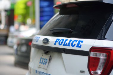 NEW YORK, ABD - 09 Mayıs 2021: New York City 'de yaz günü. New York Polis Departmanı
