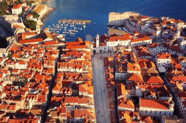 Hırvatistan 'ın eski Dubrovnik kentinin muhteşem panoramik gün batımı görüntüsü. Günbatımı ışınlarında Stradun adında tarihi merkez ve ana caddenin görüntüsü.