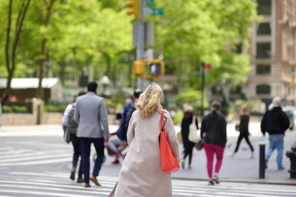 Nova Iorque Eua Maio 2021 Pessoas Atravessam Estrada Perto Bryant — Fotografia de Stock