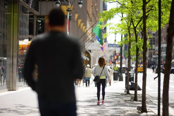 2021年5月11日 アメリカ ニューヨークの晴れた日に通りを歩く人々の群衆 大都市の賑やかな生活 — ストック写真