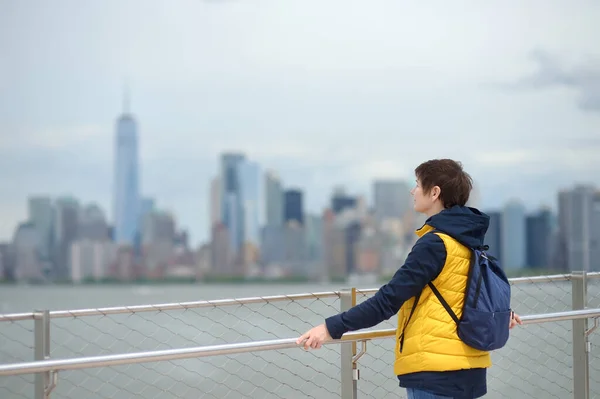 Mulher Turista Está Admirando Famoso Panorama Manhattan Ilha Liberdade Passeios — Fotografia de Stock