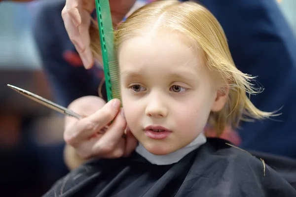 Garçon Âge Préscolaire Faire Couper Les Cheveux Dans Salon Coiffure — Photo