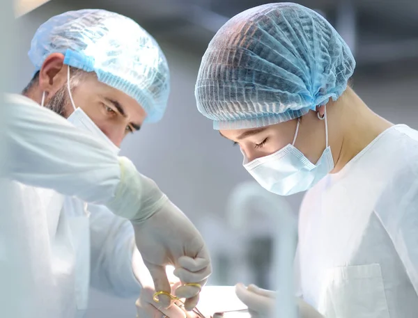 在诊所手术室做手术时 医生和护士 在医院进行外科手术的医疗小组 — 图库照片