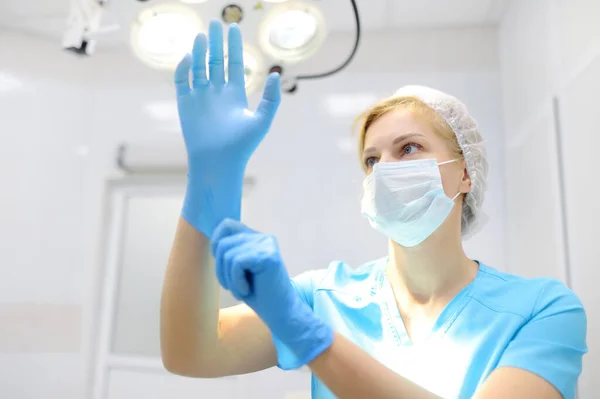 女外科医生戴上医用防护手套 医生正准备在手术室做手术 医药和保健 — 图库照片