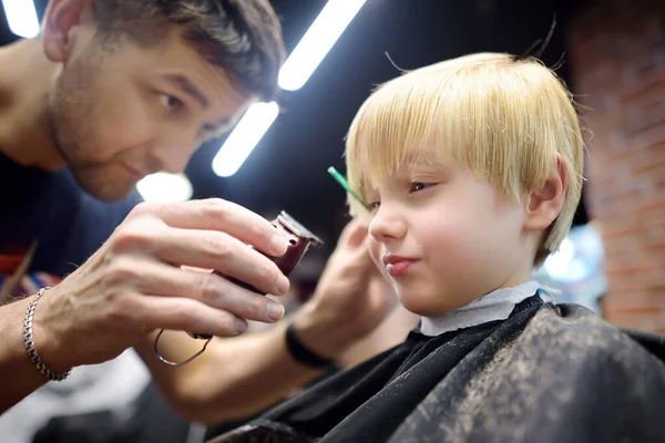 Garçon Âge Préscolaire Faire Couper Les Cheveux Dans Salon Coiffure — Photo