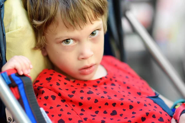 車椅子のかわいい障害児の肖像画 彼女の腕の矯正に 子供の脳性麻痺 Cpの治療とリハビリテーション 障害のある子供の家族 障害者 — ストック写真