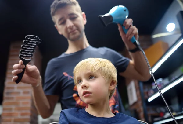 Garçon Âge Préscolaire Faire Couper Les Cheveux Dans Salon Coiffure — Photo