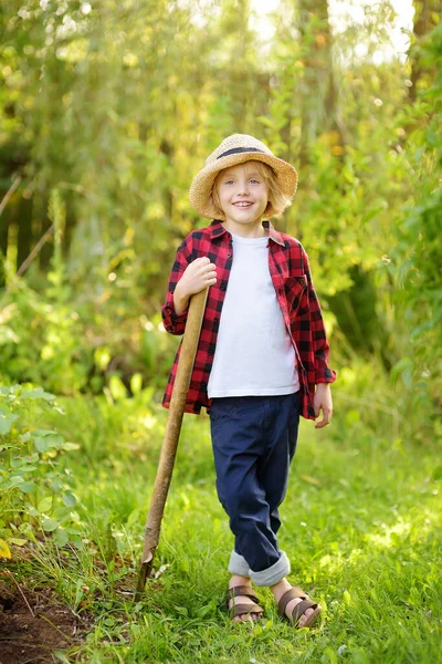 Petit Garçon Tenant Avec Pelle Sur Jardin Domestique Par Une — Photo