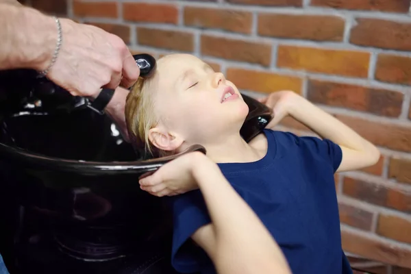 Vorschulkind Wird Friseursalon Frisiert Kinder Friseur Wäscht Haare Für Kind — Stockfoto