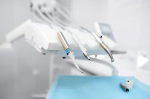医务室的专业牙医设备和工具 牙科诊所医生预约 卫生和牙齿健康 — 图库照片