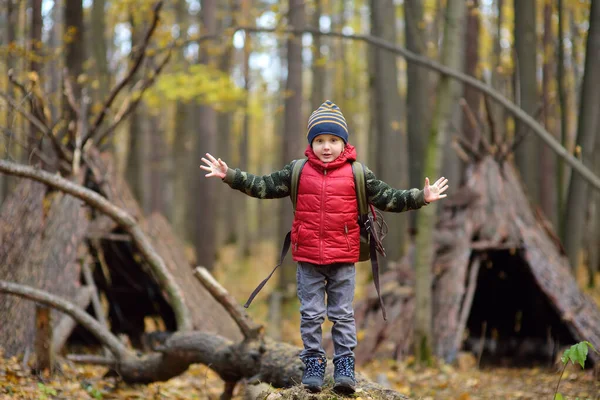 Malý Skaut Během Turistiky Podzimním Lese Tím Dítětem Chata Týpí — Stock fotografie