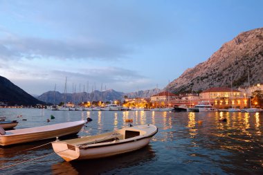 Mavi saatte Picturesque Kotor Körfezi. Adriyatik Denizi kıyısının kıyı şeridinde harika tekneler. Karadağ 'da seyahat ve işkence.