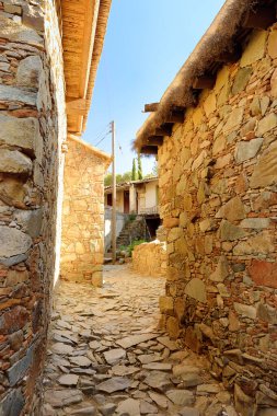 Kıbrıs Rum Kesimi 'nin Phicardou (Fikardou) köyündeki antik evler. Bu güzel köy Antik Anıt ilan etti. Troodos Dağları 'nda terk edilmiş küçük bir köy