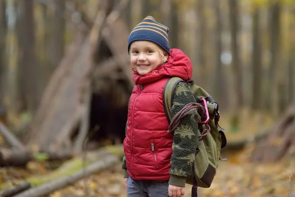 Petit Boy Scout Lors Une Randonnée Dans Forêt Automne Derrière — Photo