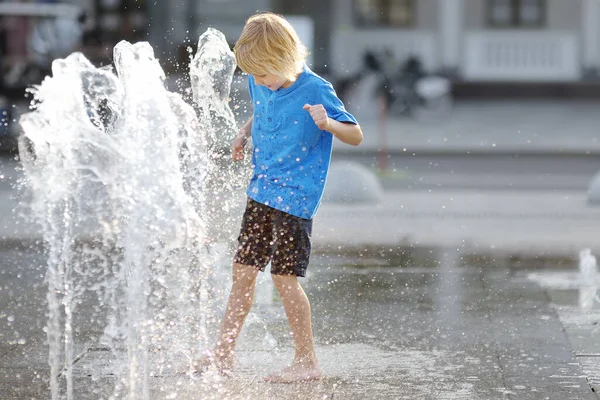 Petit Garçon Joue Sur Place Entre Les Jets Eau Dans — Photo