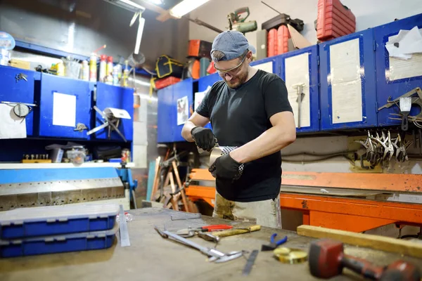 Artesano Metalúrgico Haciendo Lámpara Hecha Mano Taller Hombre Trabajador Atornilla —  Fotos de Stock