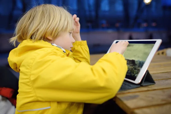 Malý Chlapec Hraje Počítačovou Hru Nebo Dívá Karikaturu Tabletu Kavárně — Stock fotografie