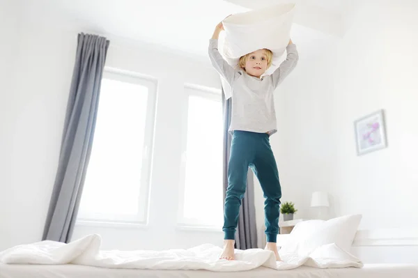 Χαρούμενο Αγοράκι Τις Πιτζάμες Πηδάει Στο Κρεβάτι Των Γονιών Του — Φωτογραφία Αρχείου