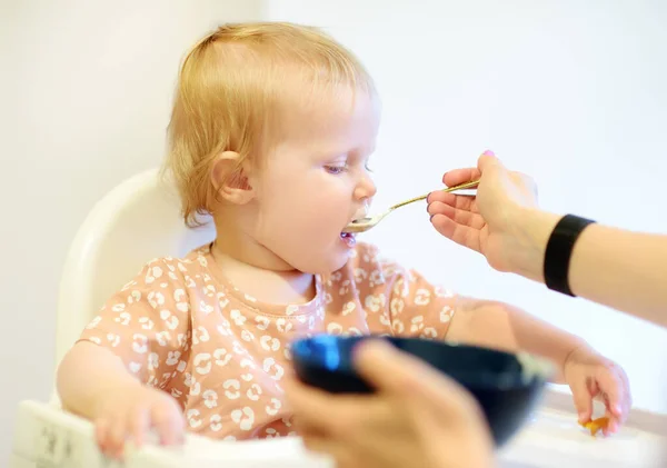 Anne Evde Kaşıkla Güzel Bir Bebeği Besliyor Küçük Çocuklar Için — Stok fotoğraf