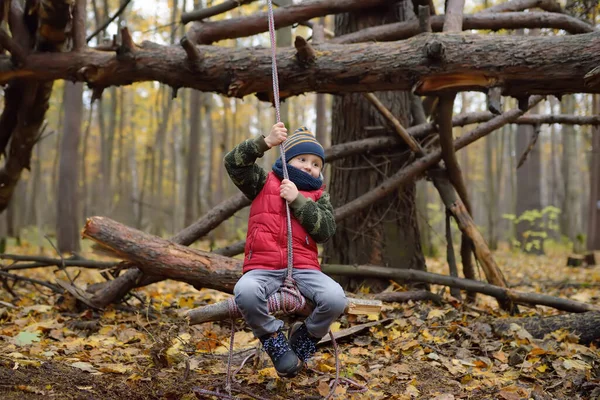 小男孩在秋天的森林里徒步旅行时侦察 孩子们在蹦极上荡秋千 儿童探险 探险及远足旅游的概念 — 图库照片