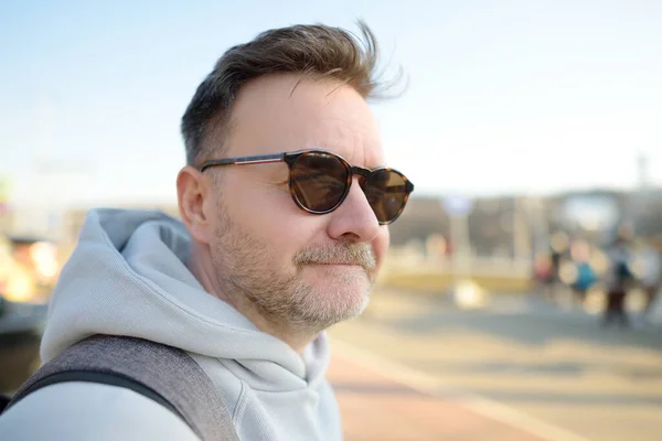 Snygg Mogen Muskulös Man Promenad Staden Hipster Solglasögon Går Solig — Stockfoto