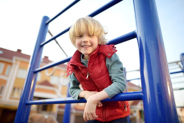 Söt Förskolekille Som Har Kul Lekplatsen Vår Sommar Höst Aktiv — Stockfoto