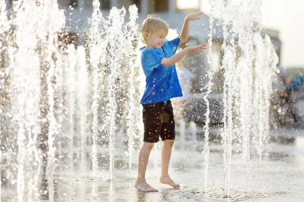 Der Kleine Junge Spielt Einem Sonnigen Sommertag Auf Dem Platz — Stockfoto