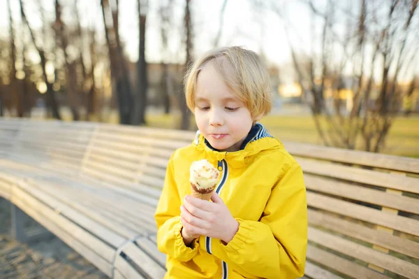 Niño Comiendo Sabroso Cono Helado Aire Libre Durante Paseo Familiar —  Fotos de Stock