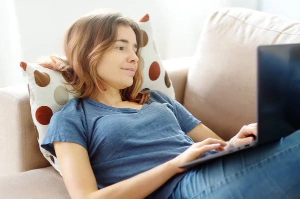 Young Woman Working Laptop Computer Lying Sofa Home Freelancer Blogger — Stock Photo, Image