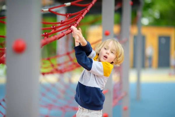 Sevimli Neşeli Anaokulu Çocuğu Dışarıda Oyun Oynarken Eğleniyor Bahar Yaz — Stok fotoğraf