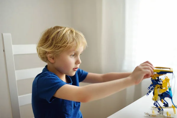 Förskolekillen Leker Med Robotleksaken Hemma Fritidsaktivitet För Barn Konstruktörer Underhållning — Stockfoto