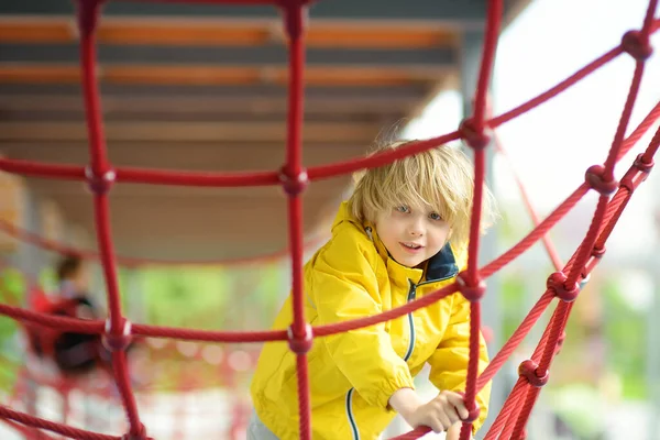 Lindo Niño Preescolar Que Divierte Patio Aire Libre Primavera Verano — Foto de Stock