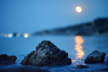 Mavi saatte Kıbrıs 'ın resimli sahili. Harika bir deniz manzarası. Deniz kıyısında. Kartpostal Duvar Kağıdı.