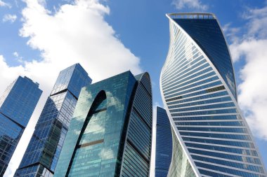 İş bölgesindeki mavi gökyüzünün arka planındaki gökdelenlerin alt manzarası. Modern mimari.