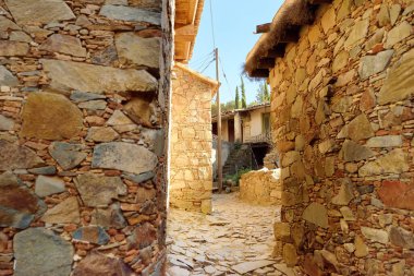 Kıbrıs Rum Kesimi 'nin Phicardou (Fikardou) köyündeki antik evler. Bu güzel köy Antik Anıt ilan etti. Troodos Dağları 'nda terk edilmiş küçük bir köy