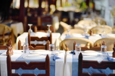 Boş ve şık bir açık hava kafesi. Şık bir restoran. Yemek servisi..