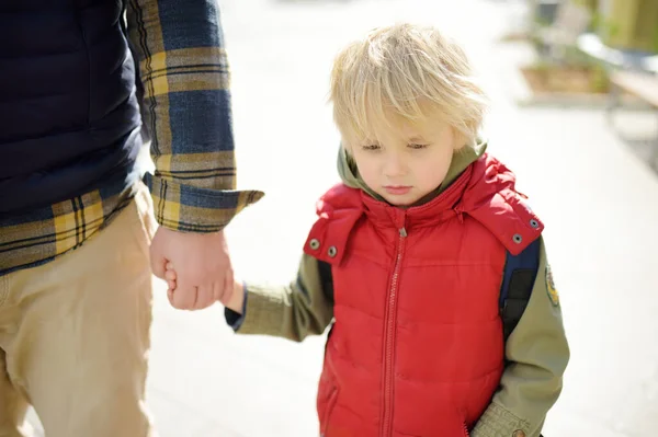 Man Med Ledsen Liten Pojke Går Hand Hand Längs Stadens — Stockfoto