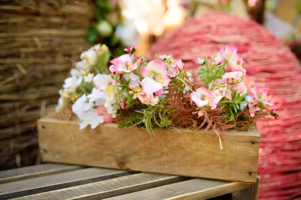 户外庆祝活动的复活节装饰 复活节假期的传统 花在木箱里 街舞节城市博览会 — 图库照片