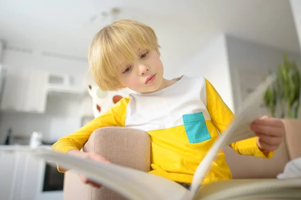Маленький Мальчик Читает Книгу Дома Дитя Дошкольного Возраста Смотрит Картинки — стоковое фото