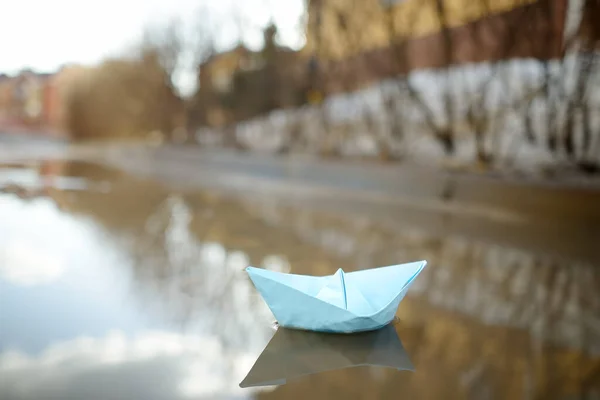 Farbiges Origami Papierboot Einer Großen Pfütze Auf Einer Straße Der — Stockfoto