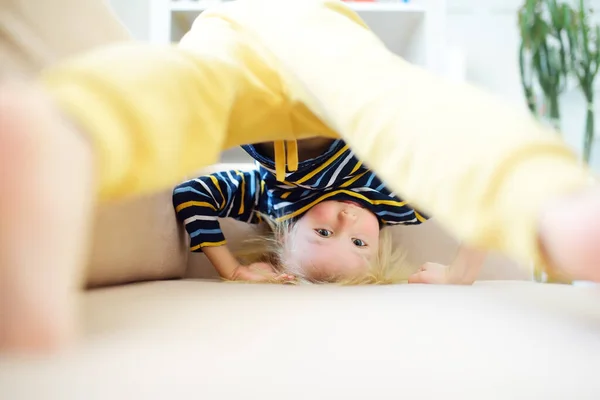 Bambino Piedi Sulla Propria Testa Sul Divano Casa Bambino Solitario — Foto Stock