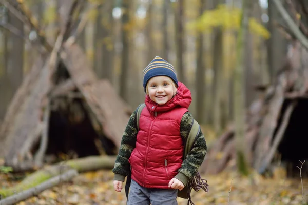 Petit Boy Scout Lors Une Randonnée Dans Forêt Automne Derrière — Photo