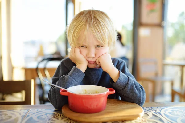 Pequeño Niño Sentado Mesa Cafetería Restaurante Quiere Comer Comida Saludable —  Fotos de Stock