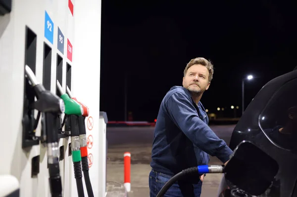 ガソリンを車に充填する男 ガソリンスタンドで自動車にガソリン燃料を注入し 車を給油手 ガソリン — ストック写真