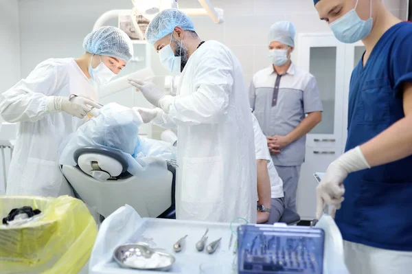 牙科手术期间的外科医生和护士 手术室的麻醉病人 在诊所安装假牙或拔牙 正畸手术中的全身麻醉 — 图库照片